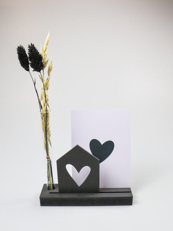 Kaarthouder met vaasje en houten huisje