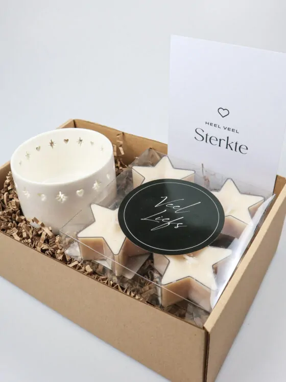 Sterkte cadeaupakket met waxinelichthouder en stervormige kaarsen