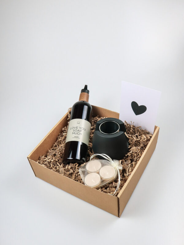 Cadeaupakket vol liefde met handzeep, theelichthouder en waxinelichtjes