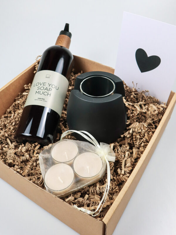 Cadeaupakket vol liefde met handzeep, theelichthouder en waxinelichtjes