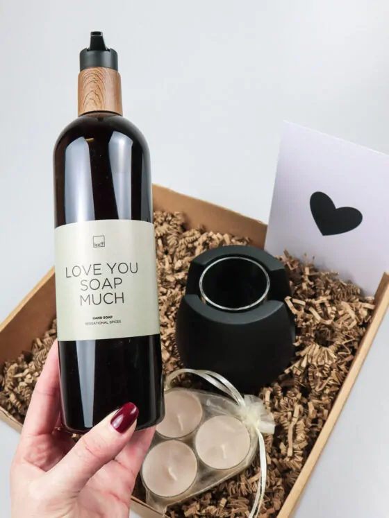 Cadeaupakket vol liefde met handzeep, theelichthouder en waxinelichtjes