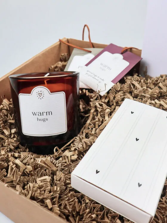 Cadeaupakket met Zusss geurkaars Warm Hugs & geurzakjes