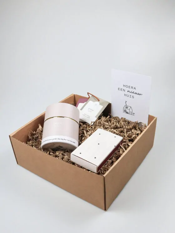 Nieuw huis cadeaupakket – Zusss geurkaars, geurzakjes & lucifers Nieuw huis cadeaupakket – Zusss geurkaars, geurzakjes & lucifers