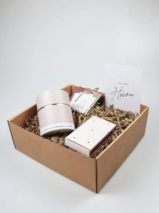 Cadeaupakket hiep hiep hoera – Zusss geurkaars, geurzakjes & lucifers Cadeaupakket hiep hiep hoera – Zusss geurkaars, geurzakjes & lucifers