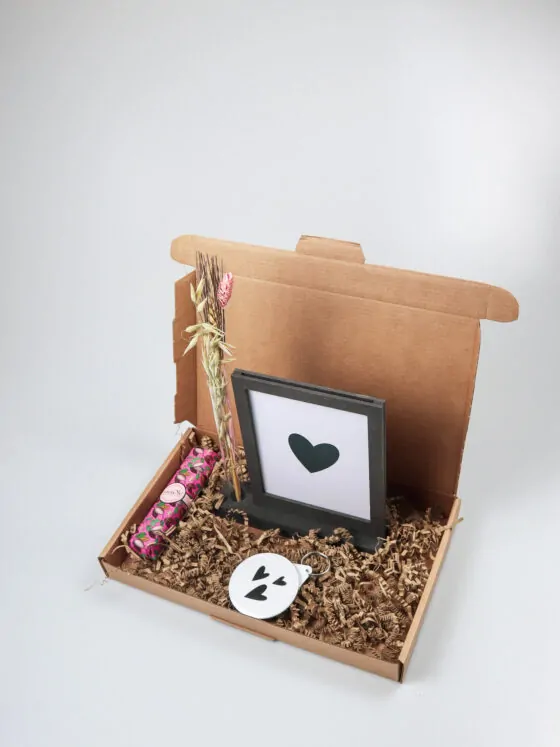 Brievenbus cadeau met lijst, sleutelhanger en chocolade Brievenbus cadeau met lijst, sleutelhanger en chocolade