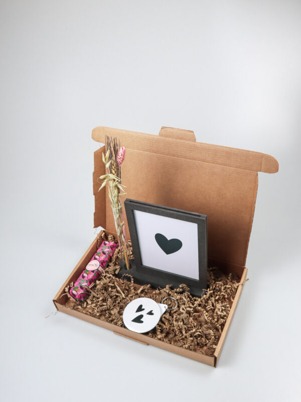 Brievenbus cadeau met lijst, sleutelhanger en chocolade