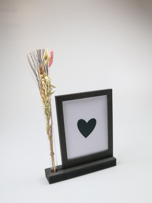 Kaarthouder – Zwarte houten wissellijst met vaasje