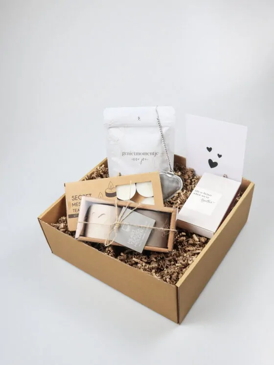 Geniet cadeaupakket met thee, waxinelichthouders & lichtmoment