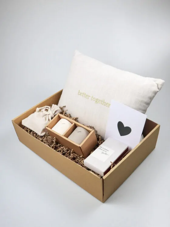 Cadeaupakket Better Together met kussen, waxinelichthouders en kaarsjes Cadeaupakket Better Together met kussen, waxinelichthouders en kaarsjes