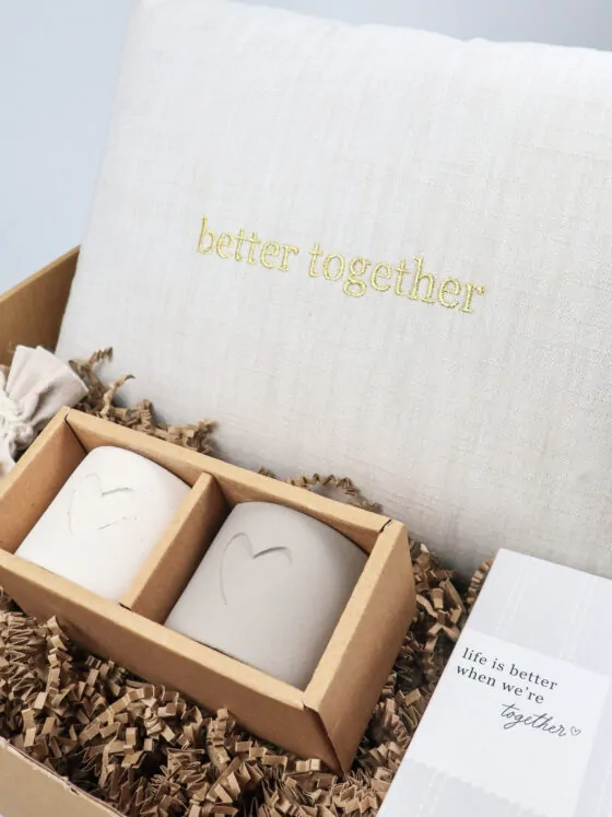 Cadeaupakket Better Together met kussen, waxinelichthouders en kaarsjes