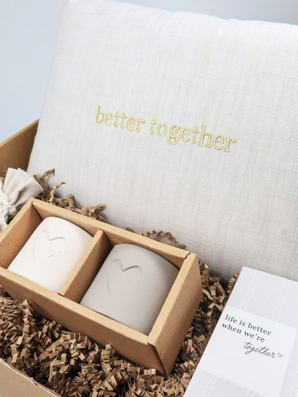 Cadeaupakket Better Together met kussen, waxinelichthouders en kaarsjes