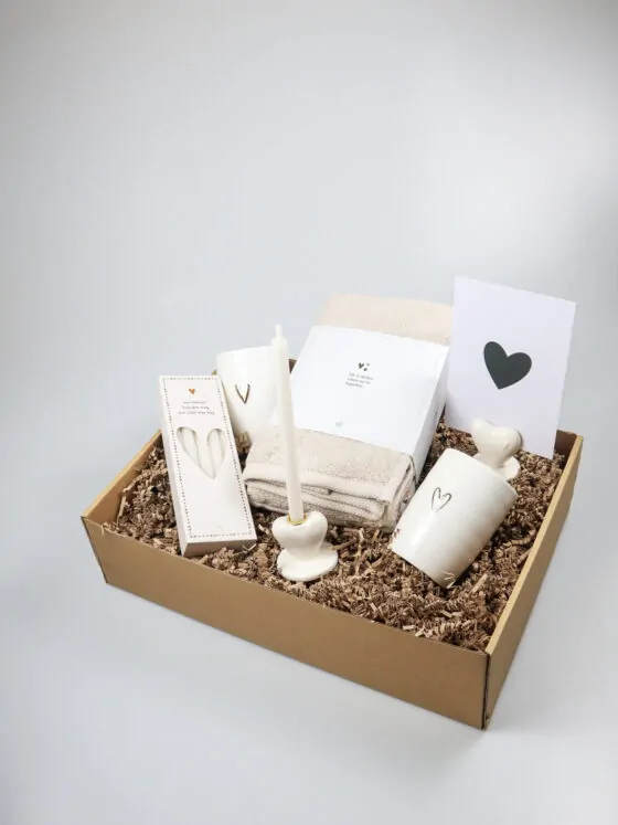 Cadeaupakket Zusss met mokken, hartkandelaar en keukenset Cadeaupakket Zusss met mokken, hartkandelaar en keukenset