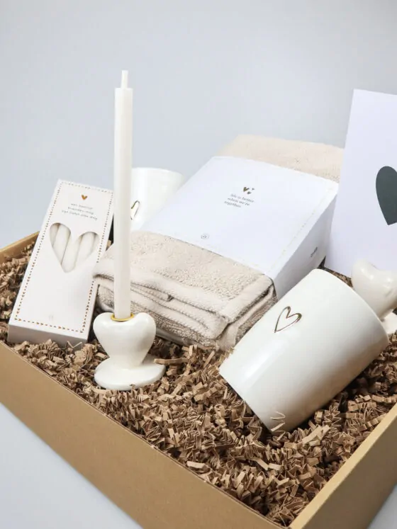 Cadeaupakket Zusss met mokken, hartkandelaar en keukenset