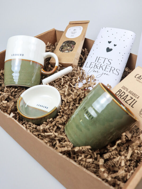 Cadeaupakket Veel Liefs – Warm gebaar met mokken, thee, koffie & chocolade
