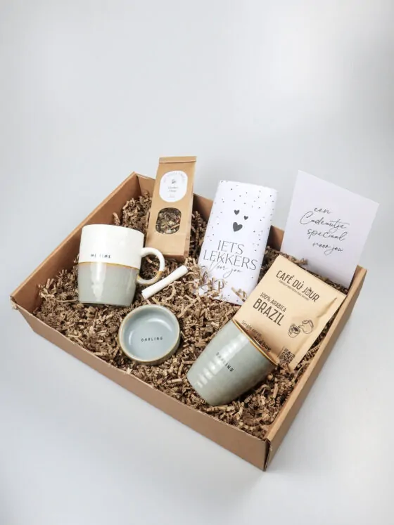 Cadeaupakket speciaal voor jou – Met Zusss mokken, thee, koffie & chocolade Cadeaupakket speciaal voor jou – Met Zusss mokken, thee, koffie & chocolade