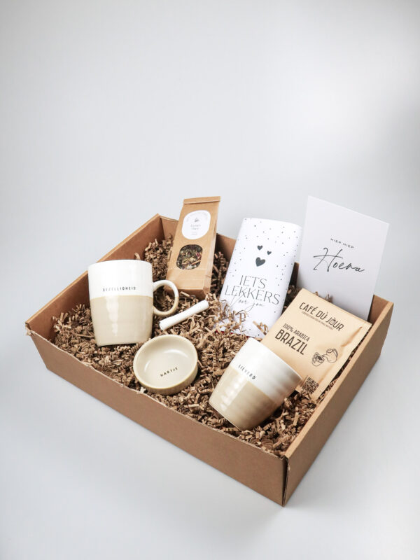 Hiep hiep hoera cadeaupakket – Met Zusss mokken, koffie, thee & chocolade