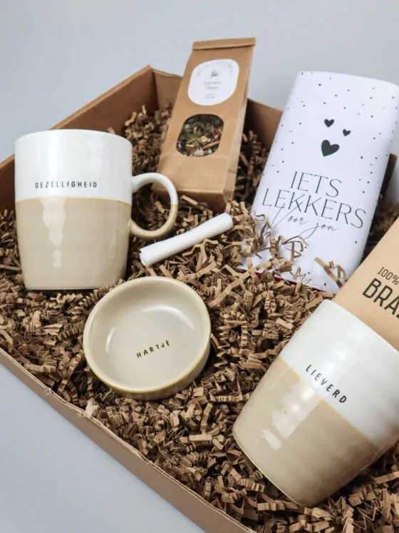 Hiep hiep hoera cadeaupakket – Met Zusss mokken, koffie, thee & chocolade