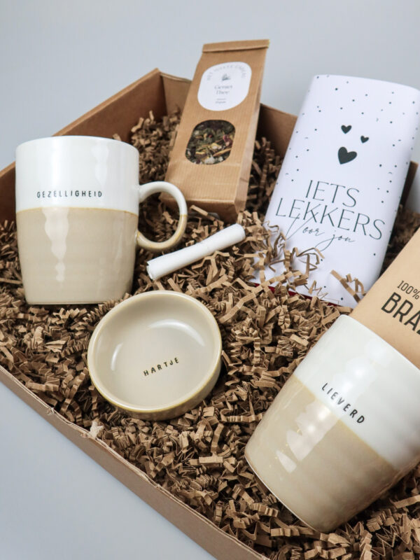 Hiep hiep hoera cadeaupakket – Met Zusss mokken, koffie, thee & chocolade