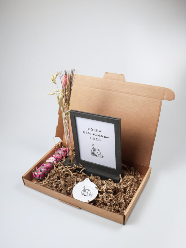 Brievenbus cadeau nieuw huis – Met fotolijst, sleutelhanger en chocolade