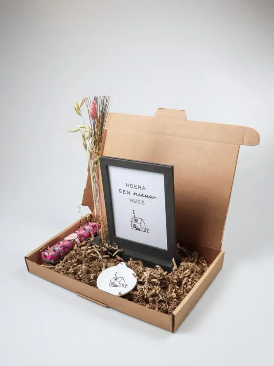 Brievenbus cadeau nieuw huis – Met fotolijst, sleutelhanger en chocolade Brievenbus cadeau nieuw huis – Met fotolijst, sleutelhanger en chocolade