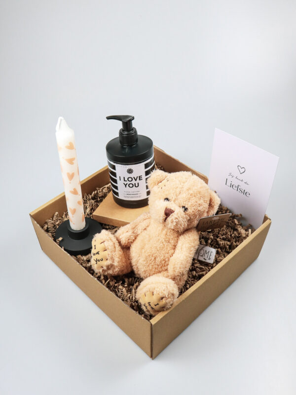 Cadeaupakket Jij bent de liefste - Met knuffelbeer en I Love You bodywash Cadeaupakket Jij bent de liefste - Met knuffelbeer en I Love You bodywash