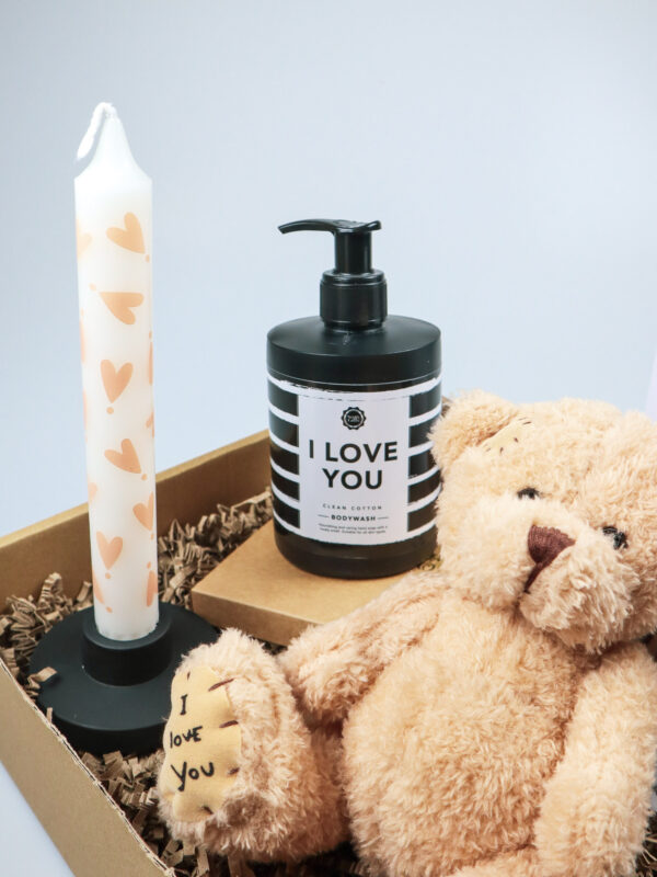 Cadeaupakket Jij bent de liefste - Met knuffelbeer en I Love You bodywash Cadeaupakket Jij bent de liefste - Met knuffelbeer en I Love You bodywash