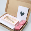 Brievenbus cadeau met notitieboek, pennen en waxinehartjes