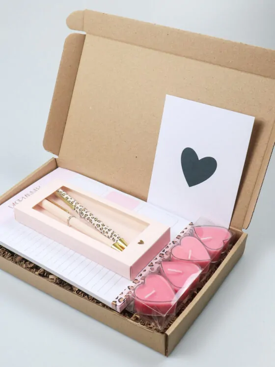 Brievenbus cadeau met notitieboek, pennen en waxinehartjes