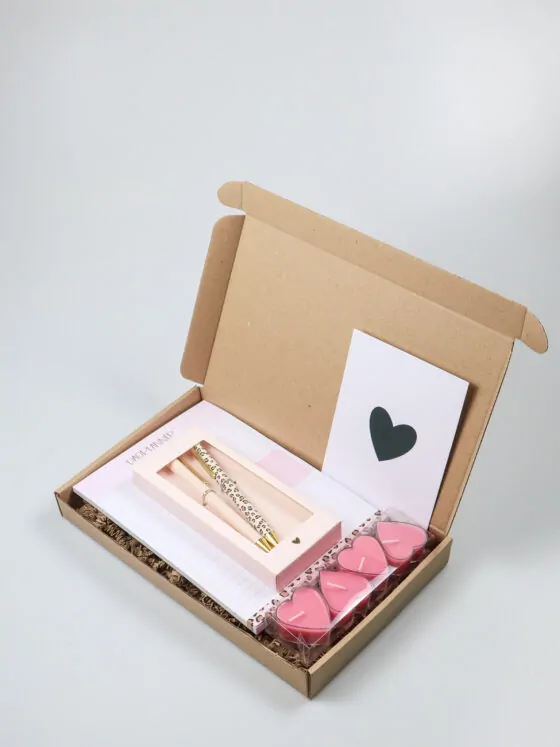 Brievenbus cadeau met notitieboek, pennen en waxinehartjes Brievenbus cadeau met notitieboek, pennen en waxinehartjes