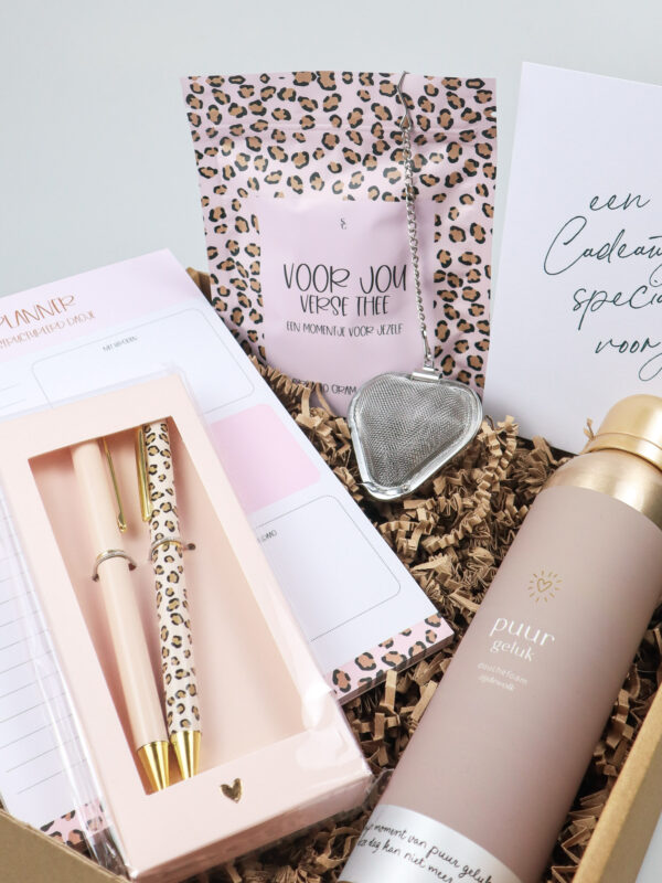 Cadeaupakket Speciaal voor Jou – Thee, Notitieblok, Pennenset & Zusss Douchefoam