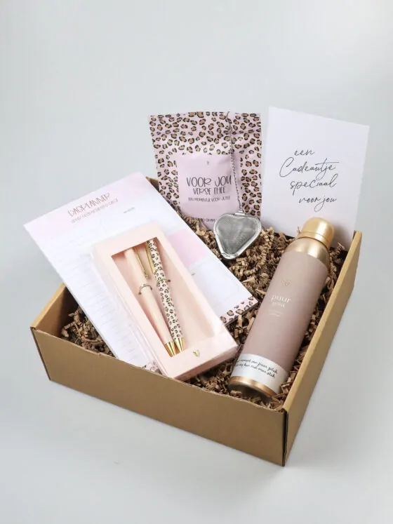 Cadeaupakket Speciaal voor Jou – Thee, Notitieblok, Pennenset & Zusss Douchefoam Cadeaupakket Speciaal voor Jou – Thee, Notitieblok, Pennenset & Zusss Douchefoam