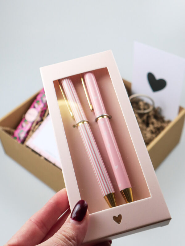 Cadeaupakket speciaal voor jou met notitieblok, pennen, hartkaars & chocolade