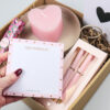 Cadeaupakket speciaal voor jou met notitieblok, pennen, hartkaars & chocolade