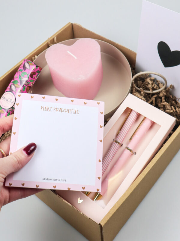 Cadeaupakket speciaal voor jou met notitieblok, pennen, hartkaars & chocolade