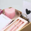 Cadeaupakket speciaal voor jou met notitieblok, pennen, hartkaars & chocolade
