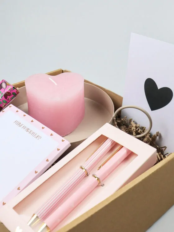 Cadeaupakket speciaal voor jou met notitieblok, pennen, hartkaars & chocolade