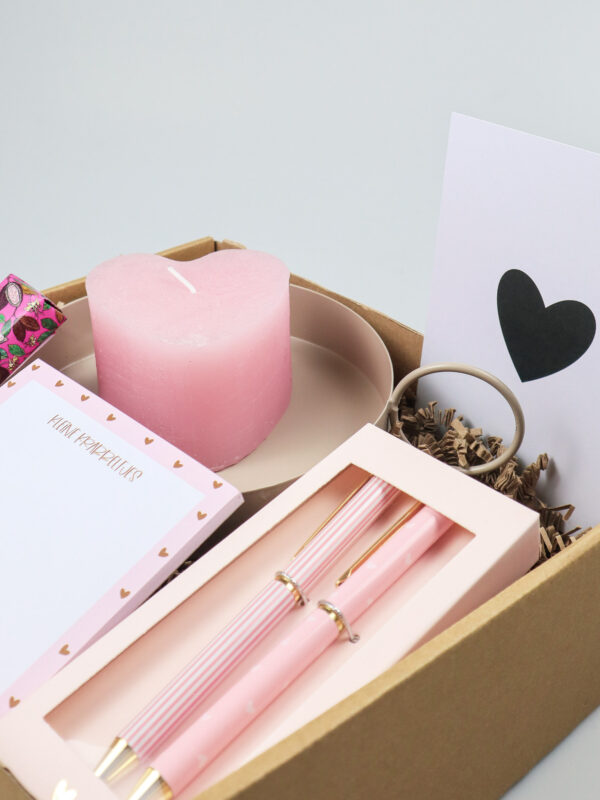 Cadeaupakket speciaal voor jou met notitieblok, pennen, hartkaars & chocolade
