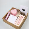 Cadeaupakket speciaal voor jou met notitieblok, pennen, hartkaars & chocolade