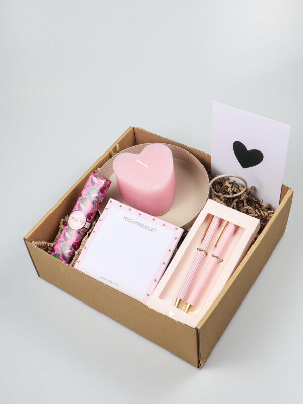 Cadeaupakket speciaal voor jou met notitieblok, pennen, hartkaars & chocolade