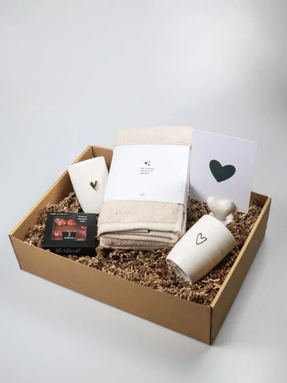 Cadeaupakket Zusss koffie & gezelligheid – stijlvol cadeau met mokken en chocolade Cadeaupakket Zusss koffie & gezelligheid – stijlvol cadeau met mokken en chocolade