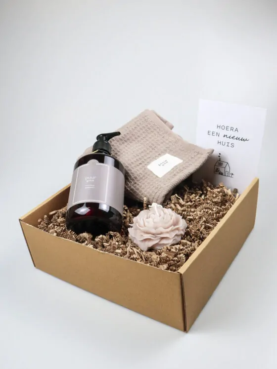 Cadeaupakket nieuw huis – Handzeep, gastendoekje & rozenkaars Cadeaupakket nieuw huis – Handzeep, gastendoekje & rozenkaars