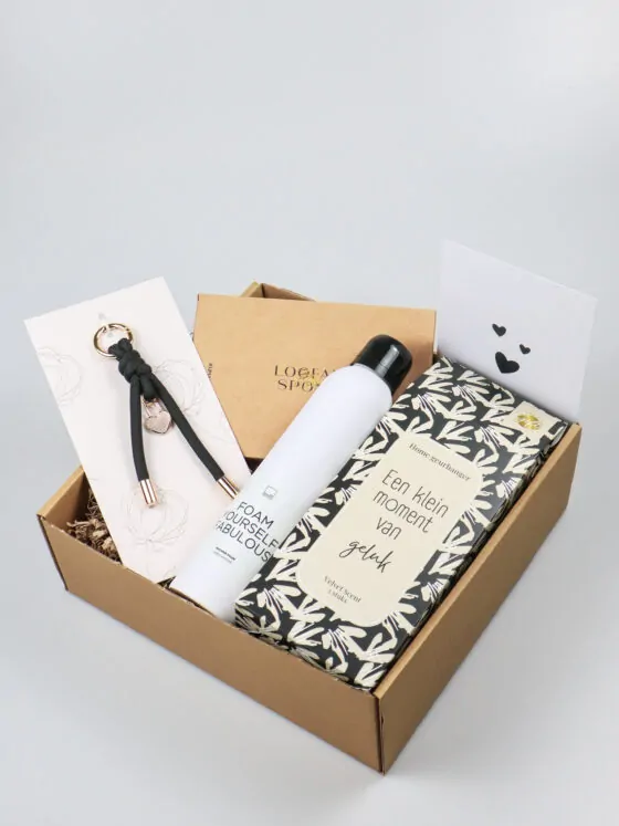 Cadeaupakket Geluksmoment – Verwenpakket met doucheschuim, geurhanger & accessoires Cadeaupakket Geluksmoment – Verwenpakket met doucheschuim, geurhanger & accessoires