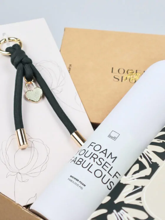 Cadeaupakket Geluksmoment – Verwenpakket met doucheschuim, geurhanger & accessoires