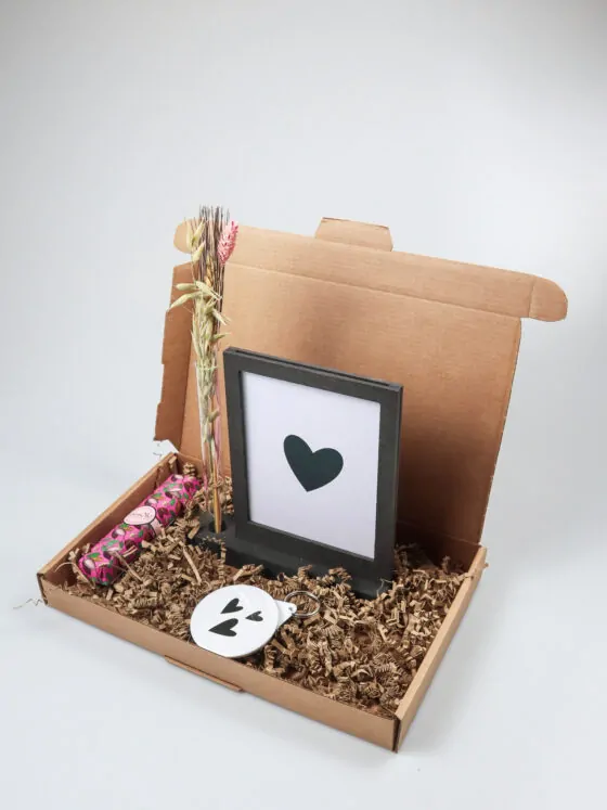 Brievenbus cadeau hart – Met fotolijst, sleutelhanger en chocolade