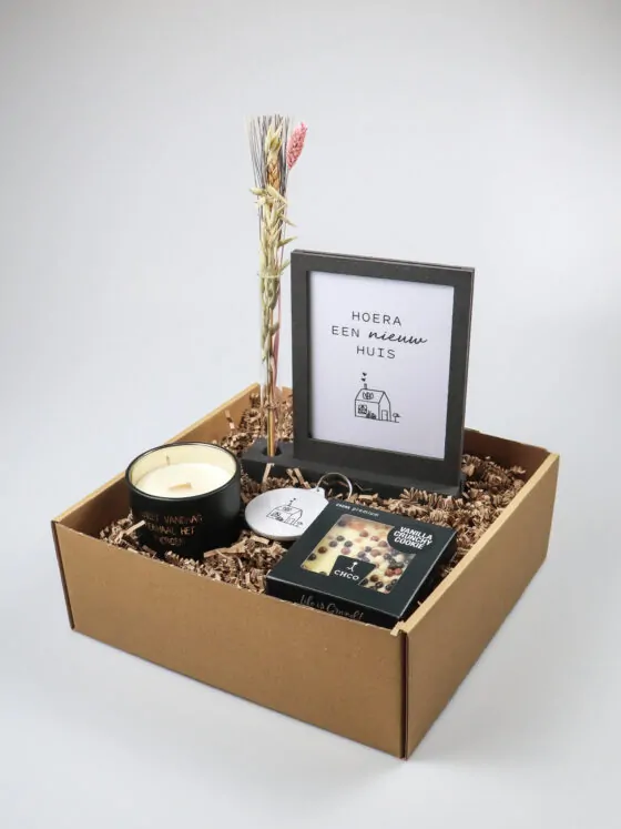 Cadeaupakket nieuw huis – Fotolijst, kaars, sleutelhanger en chocolade Cadeaupakket nieuw huis – Fotolijst, kaars, sleutelhanger en chocolade