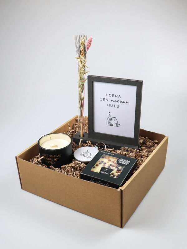 Cadeaupakket nieuw huis – Fotolijst, kaars, sleutelhanger en chocolade Cadeaupakket nieuw huis – Fotolijst, kaars, sleutelhanger en chocolade