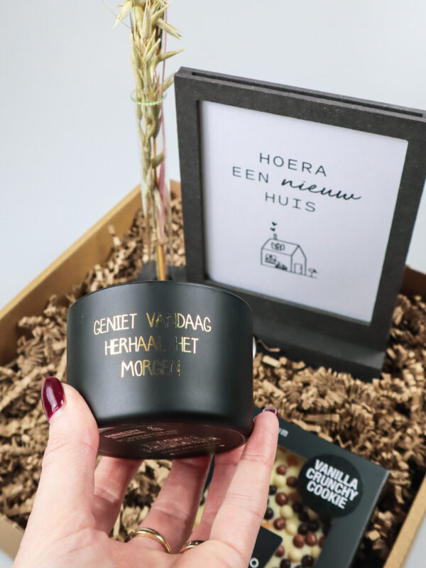 Cadeaupakket nieuw huis – Fotolijst, kaars, sleutelhanger en chocolade Cadeaupakket nieuw huis – Fotolijst, kaars, sleutelhanger en chocolade