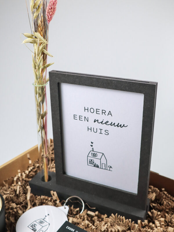 Cadeaupakket nieuw huis – Fotolijst, kaars, sleutelhanger en chocolade Cadeaupakket nieuw huis – Fotolijst, kaars, sleutelhanger en chocolade