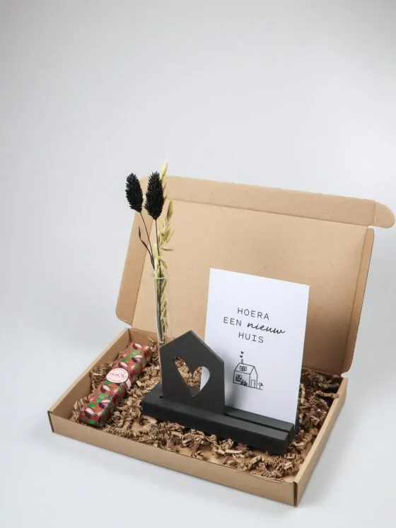 Brievenbus cadeau nieuw huis – Kaarthouder met vaasje & chocolade Brievenbus cadeau nieuw huis – Kaarthouder met vaasje & chocolade