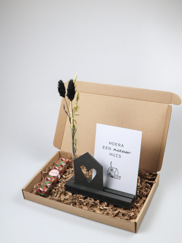 Brievenbus cadeau nieuw huis – Kaarthouder met vaasje & chocolade